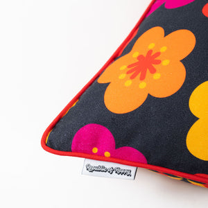 OVERSIZED FLOWERS - Bright and colourful double-sided cushion cover