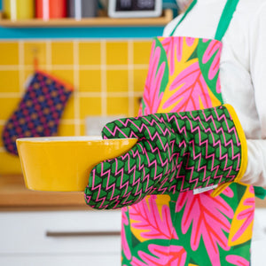 TROPICAL LEAVES - Single oven glove with colourful geometric pattern