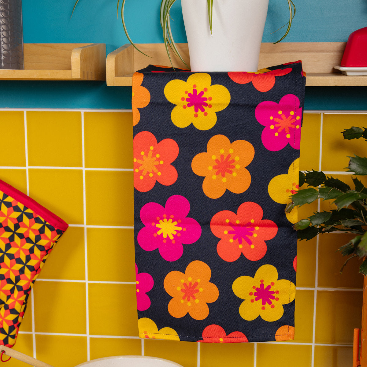 OVERSIZED FLOWERS - Bright and colourful tea towel