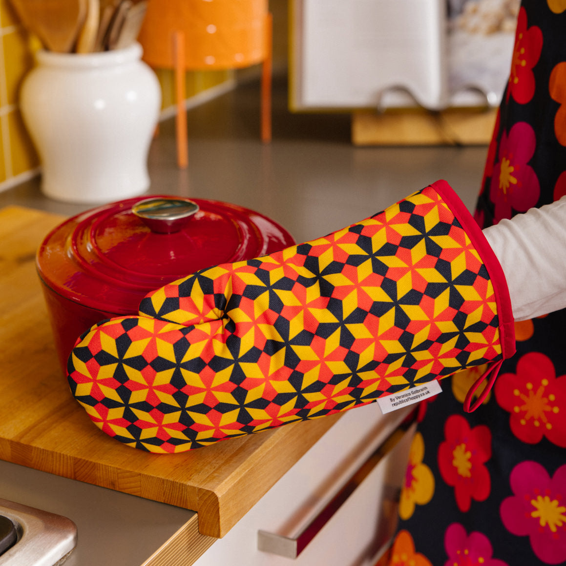 KITCHEN TEXTILES SET - Colourful apron, oven glove and tea towel set